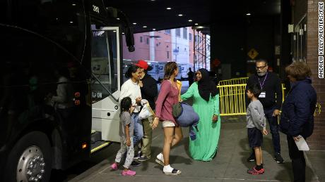 Los Angeles nonprofits assist as Texas sends dozens of migrants to California by bus