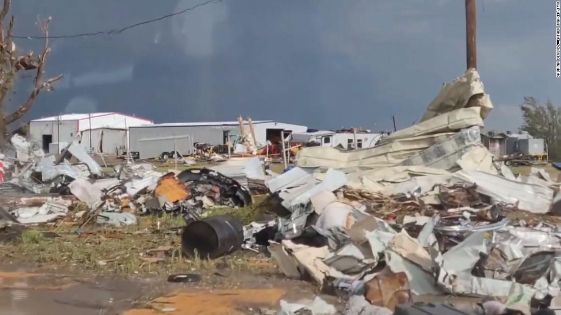 El terrorífico momento en que un tornado en Texas destruye todo a su ...