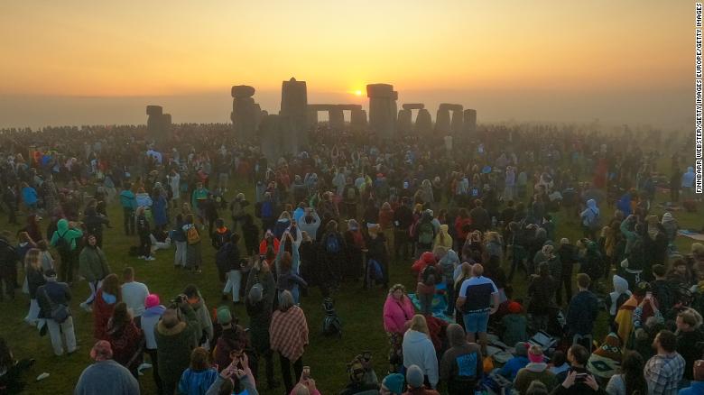 Miles celebran el solsticio de verano con rituales antiguos en ...