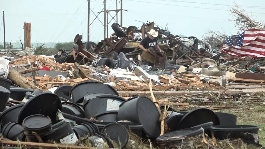 Un tornado "sin precedentes" deja varias muertes y devastación en Matador, Texas CNN Video