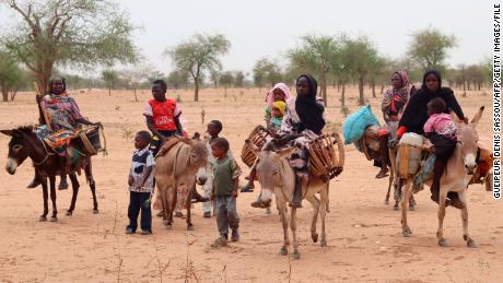 Sudanese refugees cross into Chad near Koufroun, Echbara.