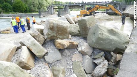 Rubble from Munich&#39;s main synagogue was discovered at a weir on the Isar river.