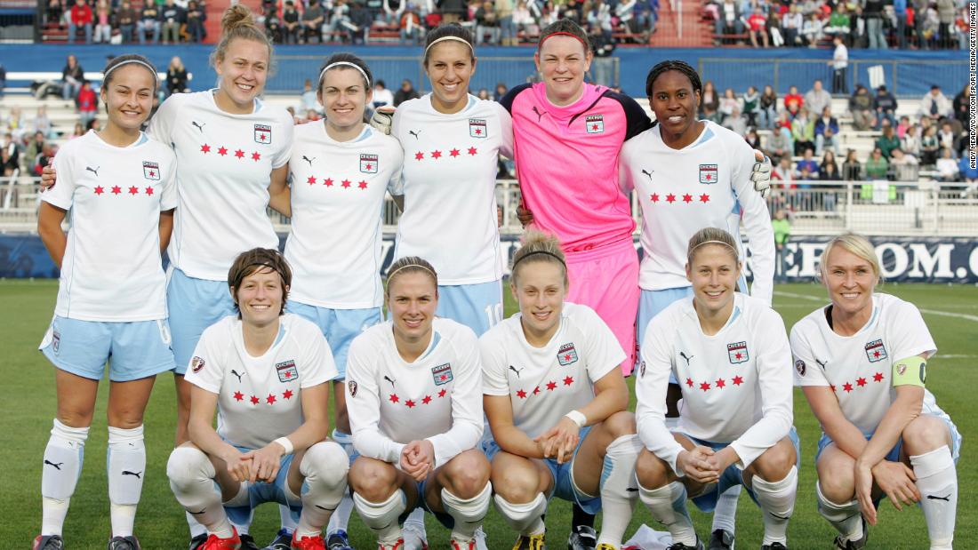 Rapinoe, front left, poses for a photo with her Chicago teammates before a match against the Washington Freedom in 2009.
