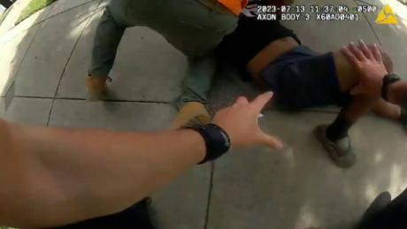 Video de cámara corporal muestra cómo un transeúnte taclea a sospechoso  que huía de la policía - CNN Video