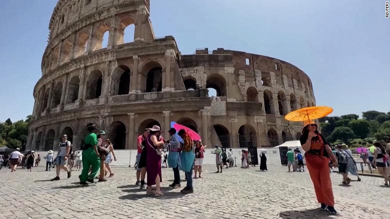 See what it&#39;s like in Rome amid record-breaking heat 