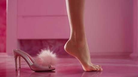 Por qué Barbie siempre está de puntillas? Así evolucionó este ícono del  diseño de moda - CNN Video