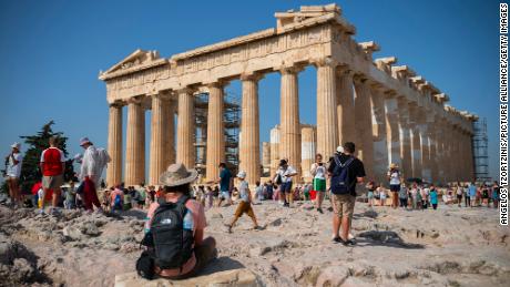 Touristen laufen am 14. Juli 2023 um den Akropolis-Hügel in Athen.
