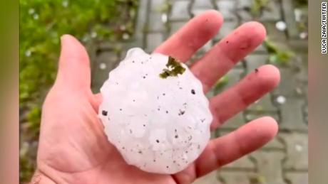 In a surprise storm, hailstones of up to 10 cm in diameter pelted down onto the streets of Veneto in northern Italy.