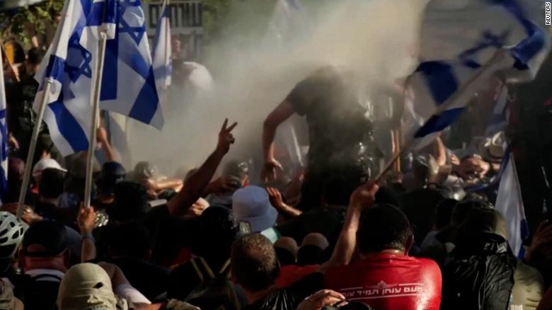 Israeli police fire water cannon at anti-government protesters
