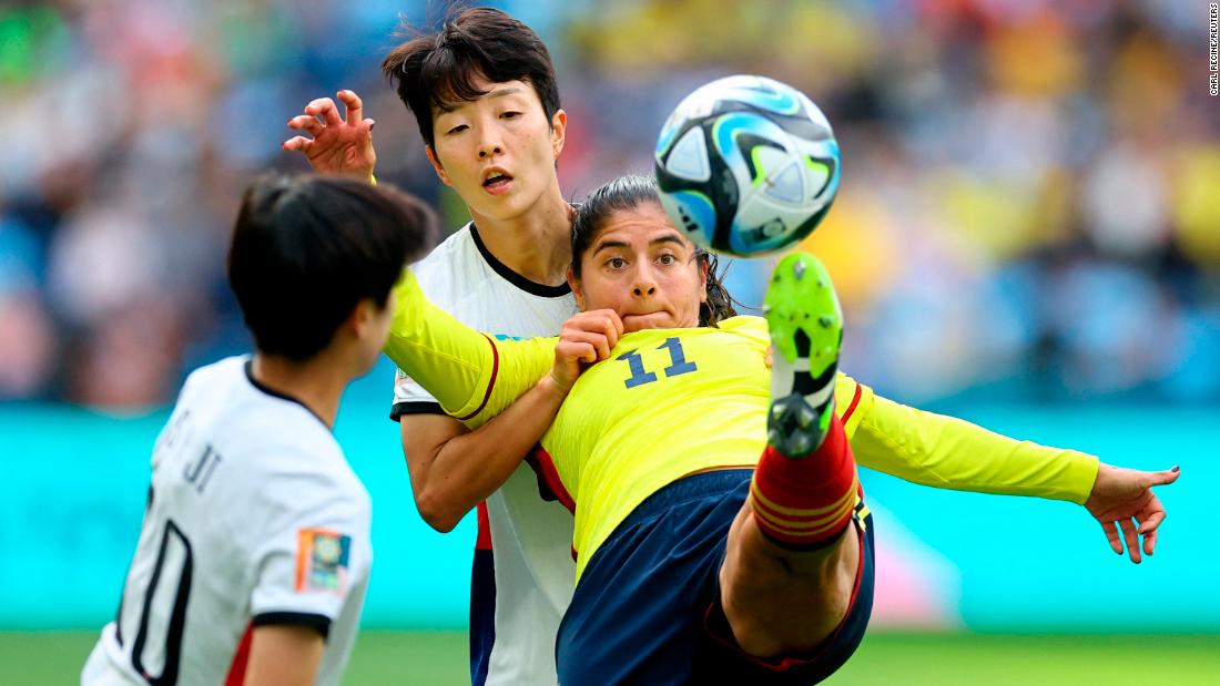 Usme tries to control the ball in front of South Korea&#39;s Kim Hye-ri.