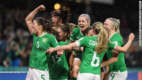 Republic of Ireland players celebrate after McCabe&#39;s goal against Canada. 