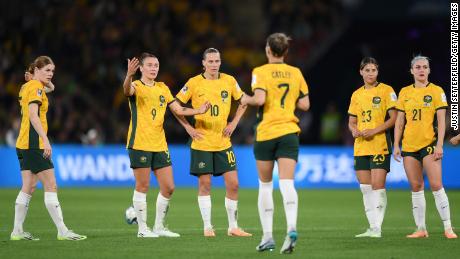 Australia players talk in the huddle follow Nigeria&#39;s second goal.