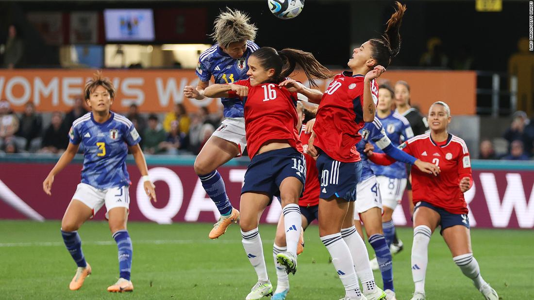 Japan&#39;s Mina Tanaka heads the ball toward the Costa Rican goal.