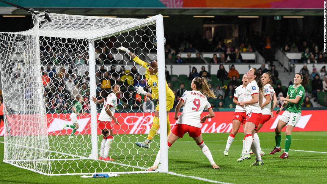 Canadian goalkeeper Kailen Sheridan can&#39;t get to a McCabe corner kick that went directly into the goal to give Ireland a 1-0 lead. The incredible &quot;Olimpico&quot; goal came in just the fourth minute of play.