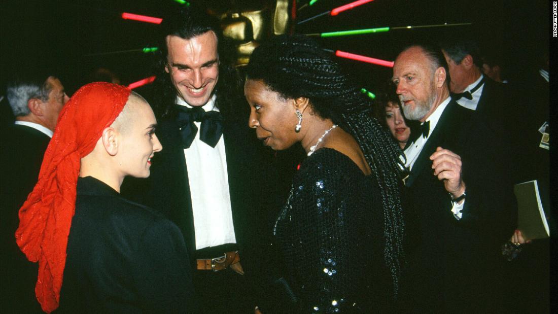 O&#39;Connor speaks with actors Daniel Day-Lewis and Whoopi Goldberg at the Academy Awards Governors Ball in 1991.