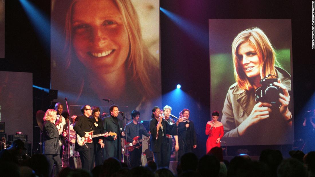O&#39;Connor, far right, joins other artists on stage at a London concert paying tribute to Paul McCartney&#39;s late wife, Linda, in April 1999.