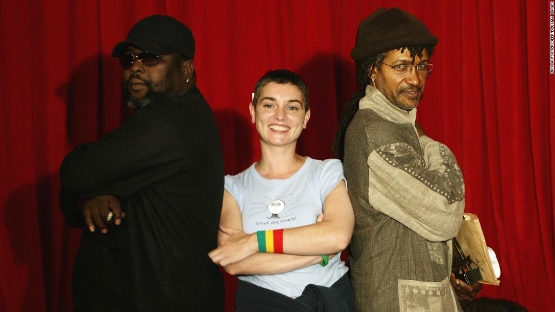O&#39;Connor poses with reggae stars Sly &amp;amp; Robbie at the Mojo Awards in 2005.