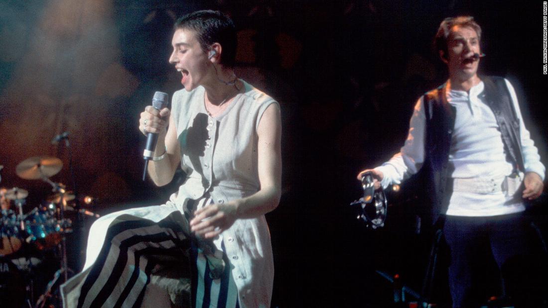 O&#39;Connor performs with Peter Gabriel at a concert in Milwaukee in September 1993.