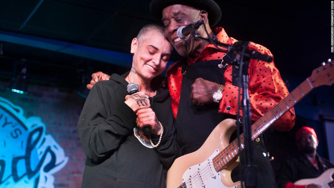 O&#39;Connor and blues musician Buddy Guy perform in Chicago in 2016.