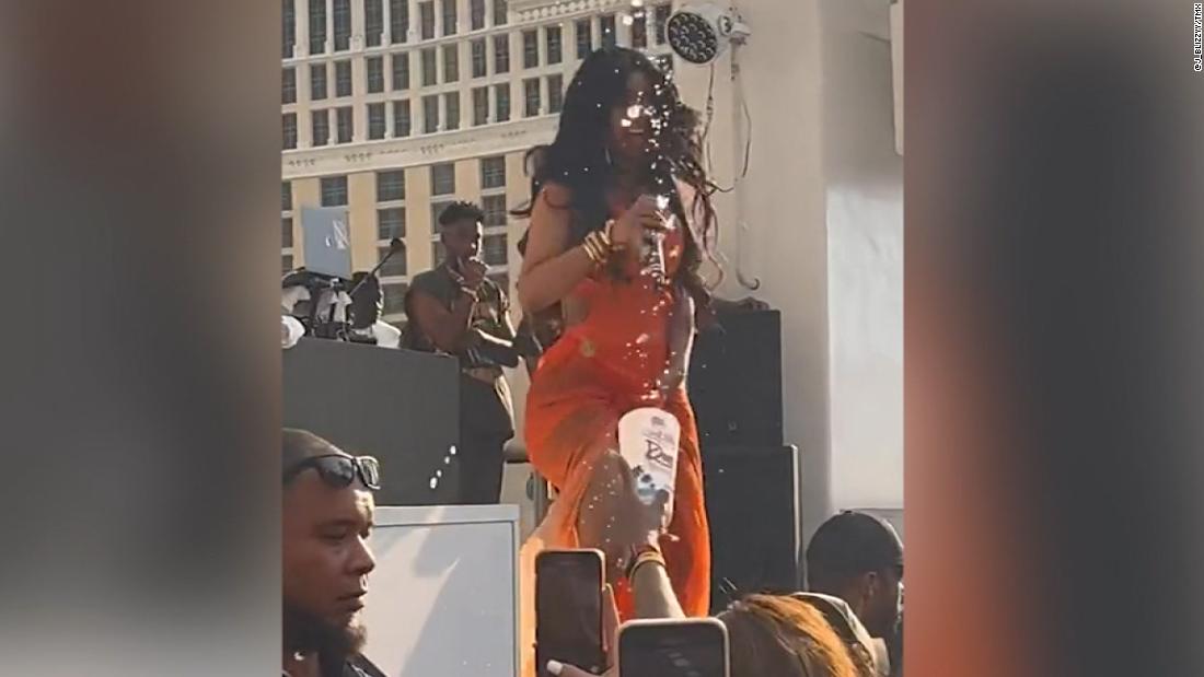 Arrojan Una Bebida A Cardi B Durante Un Concierto Y Ella Responde ...