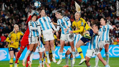 Sweden defeated Argentina to confirm its progress to the knockout rounds of the Women&#39;s World Cup.