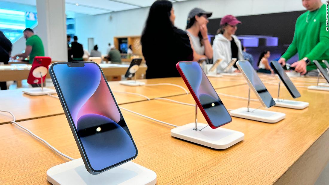 Apple’s sales fall for the third consecutive quarter