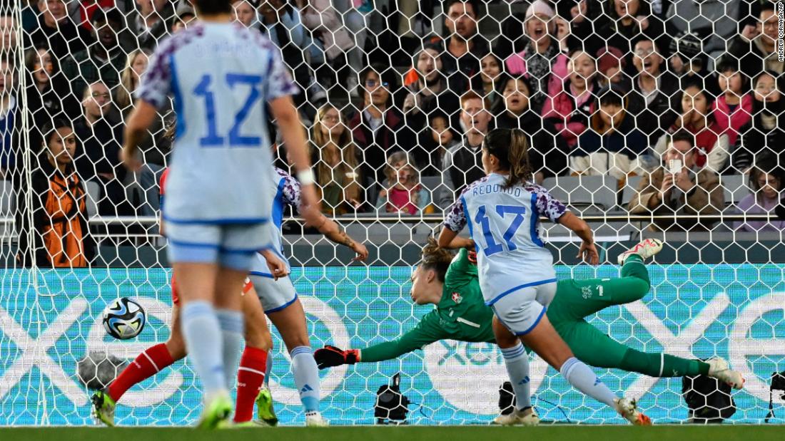 Spain&#39;s Alba Redondo puts the ball past Swiss goalkeeper Gaëlle Thalmann to score her team&#39;s second goal.