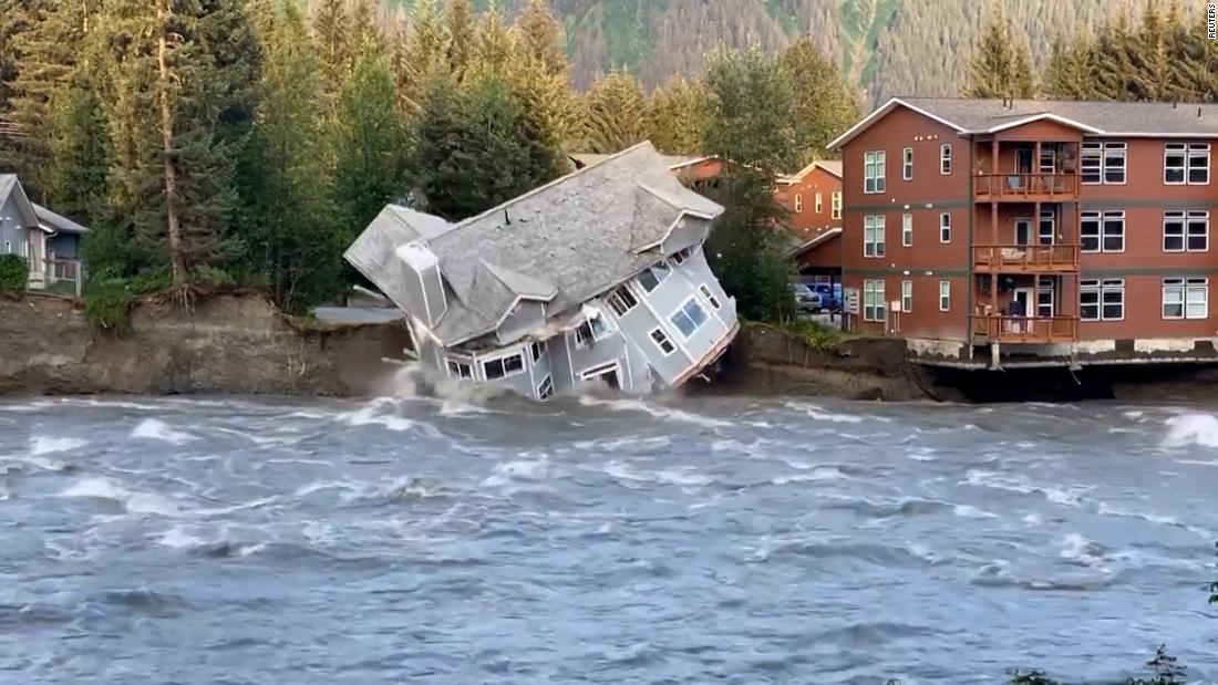 Una casa se derrumba y cae al río como consecuencia de las inundaciones ...