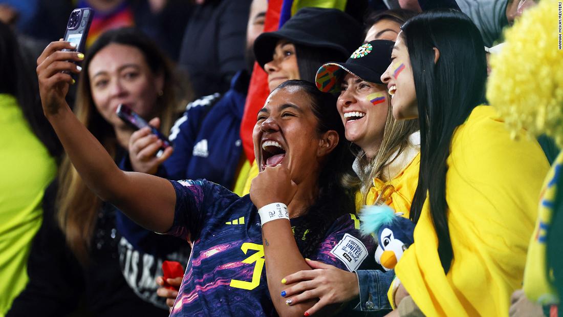 Colombia&#39;s Daniela Arias celebrates with fans on August 8 after her team defeated Jamaica 1-0 to progress to the quarterfinals.