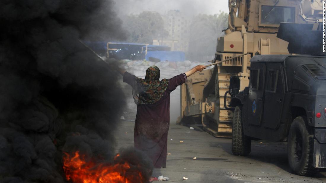 Before hundreds of protesters were killed, Egypt debated less lethal options, report says
