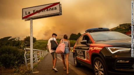 Residents of the town &#39;La Esperanza&#39; are evacuated as the efforts to extinguish the fires continue at the island of Tenerife, Canary Islands, Spain, on August 17, 2023.