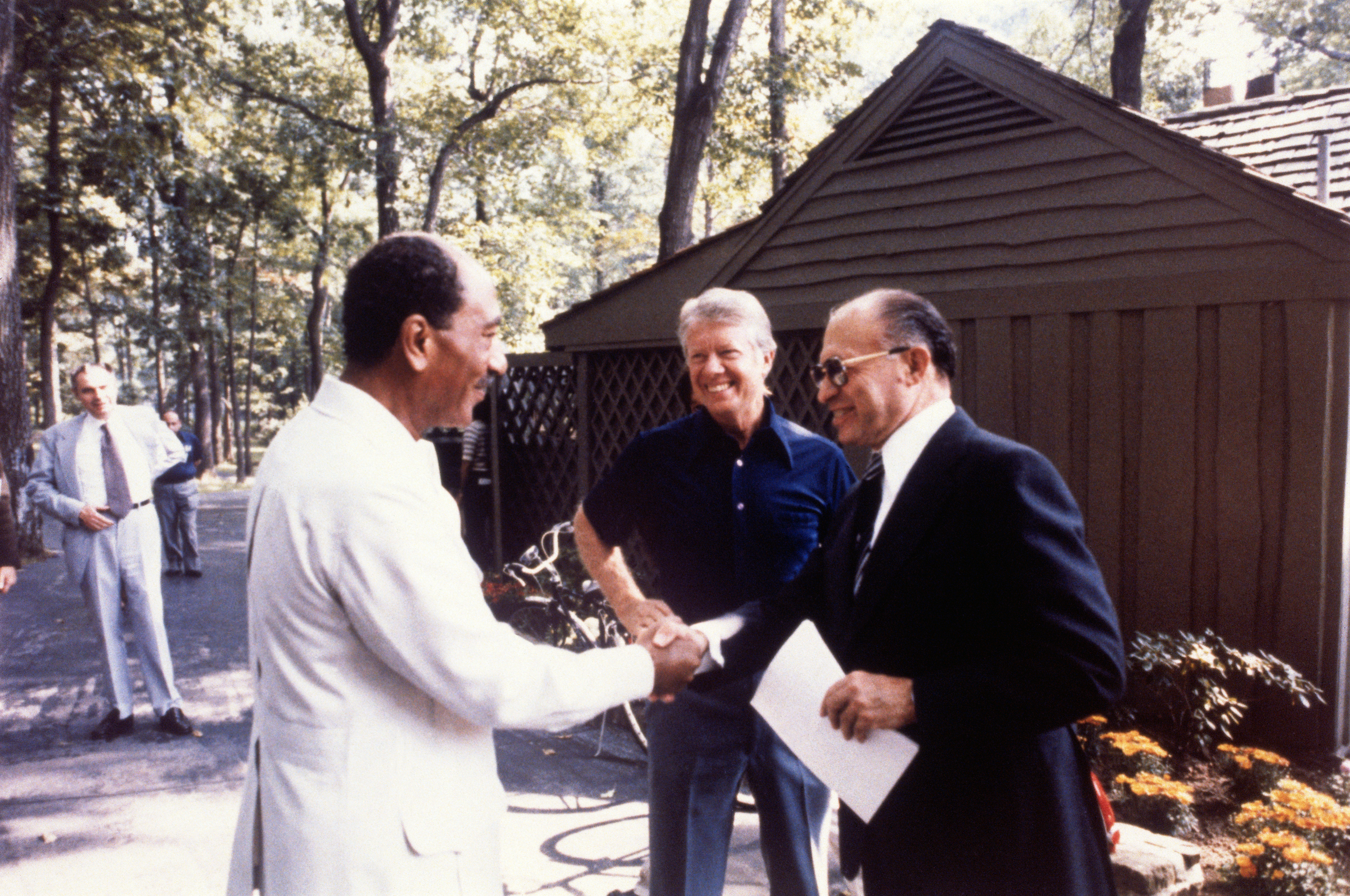 President jimmy Carter with Egyptian President Anwar Sadat and Israeli Prime ⁣Minister ⁤Menachem begin at Camp David, Maryland, september 17, 1978.