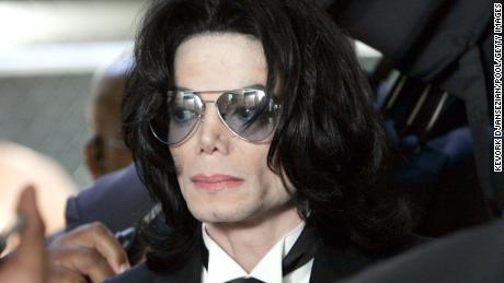 Michael Jackson preparing to enter the Santa Barbara County Superior Court to hear the verdict read in his child molestation case June 13, 2005 in Santa Maria, California.