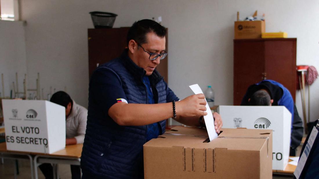 Ecuador vota en medio de un clima de violencia - CNN Video