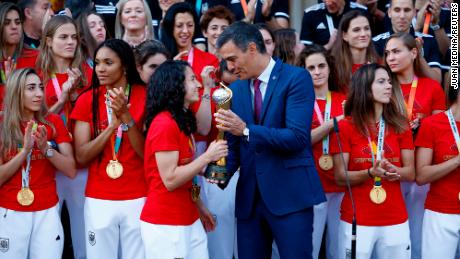 Spain&#39;s national team met the country&#39;s Prime Minister, Pedro Sánchez, at Madrid&#39;s Moncloa Palace.
