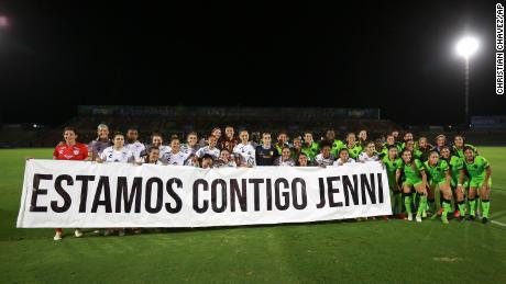 Players of the Pachuca women&#39;s club hold up a banner with a message that reads in Spanish: &quot;We are with you Jenni,&quot; in reference to their team member Jenni Hermoso, before the start of a match in Ciudad Juarez, Mexico, on Friday.