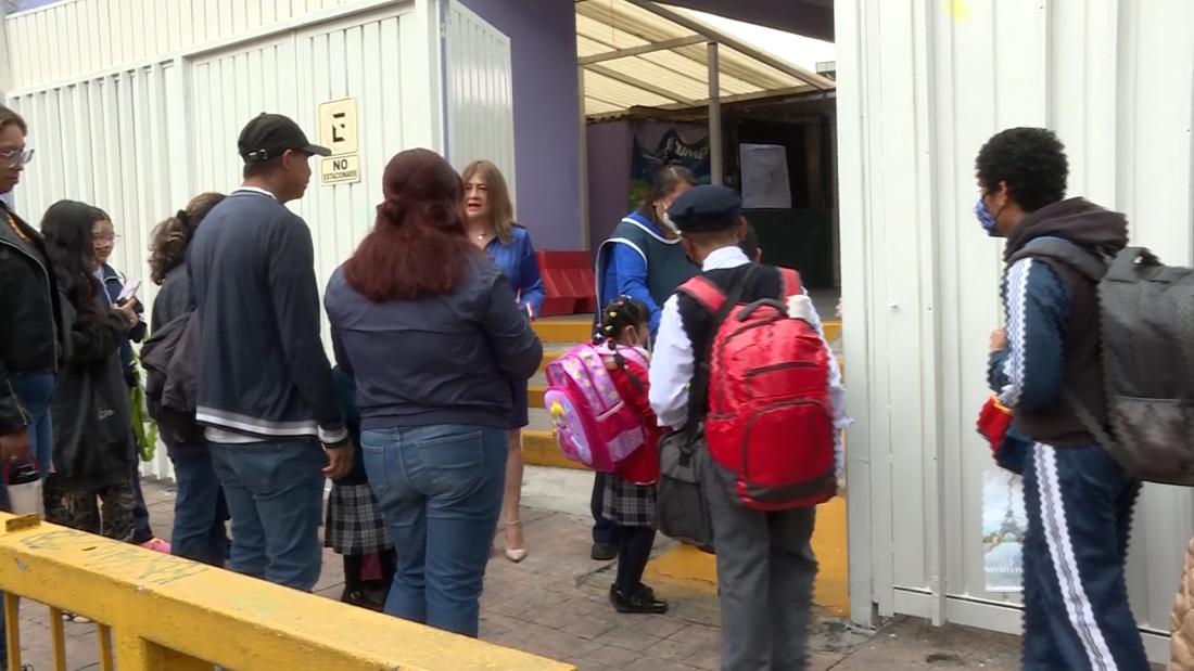 Estudiantes de educación básica regresan a clases en medio de polémica ...