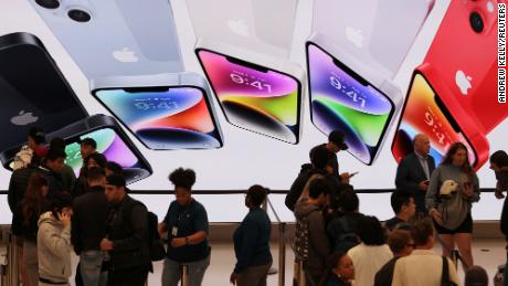 Customers queue at the Apple Fifth Avenue store for the release of the Apple iPhone 14 range in Manhattan, New York, on September 16, 2022. 