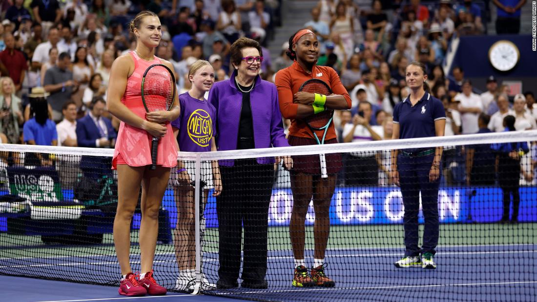 Sabalenka and Gauff pose for a photo with former player Billie Jean King before the match.