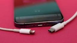 230912104837 apple lightning and usb c cables 0910 hp video