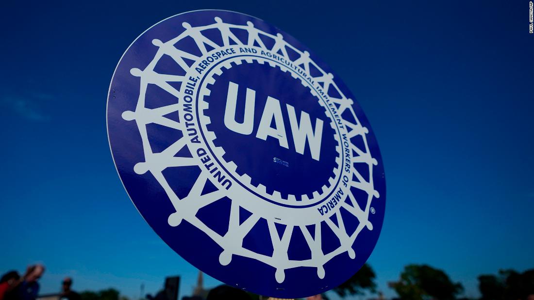 United Auto Workers strajkują przeciwko GM, Fordowi i Stellantisowi