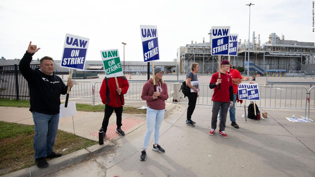 You are currently viewing United Auto Workers strike enters third day: Live updates – CNN
