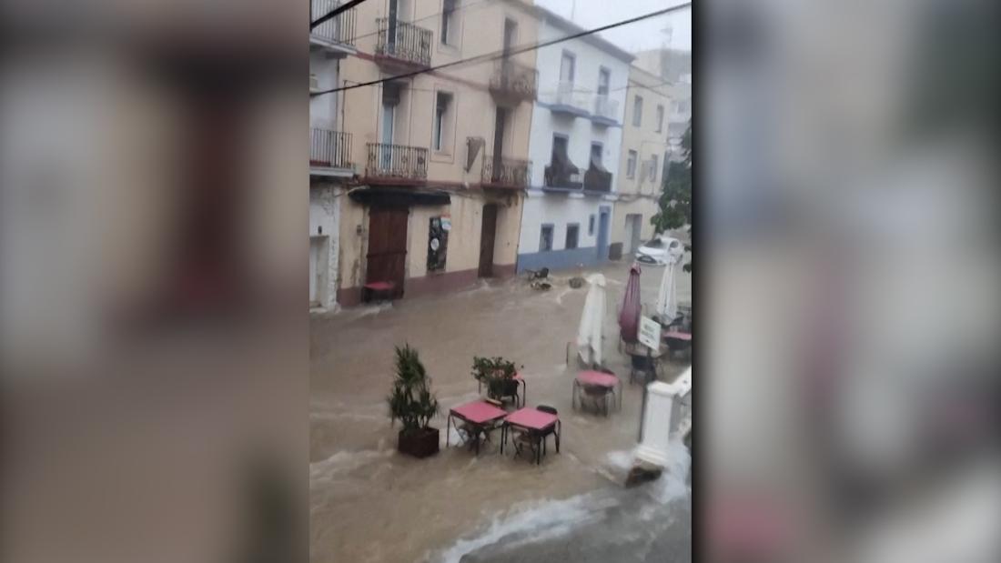 Sillas y mesas de un restaurante son arrastradas por las inundaciones ...