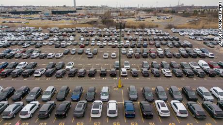 Canadian autoworkers extend negotiations with Ford, delaying a possible strike