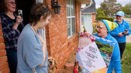Abigail Savage was surprised at her home by CNN Hero Kelli Ritschel Boehl and volunteers from Nik&#39;s Wish to find out her wish was being granted.