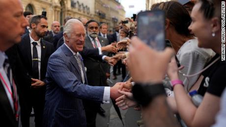 The King delighted members of the French public during a walk from the Elysee Palace to the British ambassador to France&#39;s residence on Wednesday afternoon. 