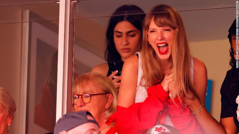 Photos indicate Taylor Swift accepted NFL star's invite