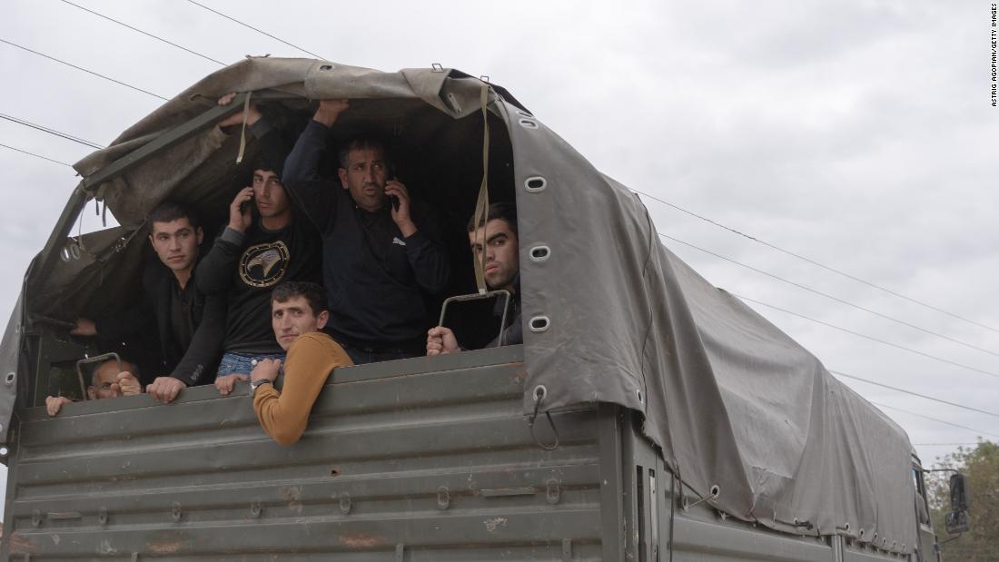 Ethnic Armenians from Nagorno-Karabakh arrive in Kornidzor on September 26.
