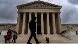 La Cour suprême examinera les nouvelles lois des États qui tentent de contrôler le contenu des médias sociaux