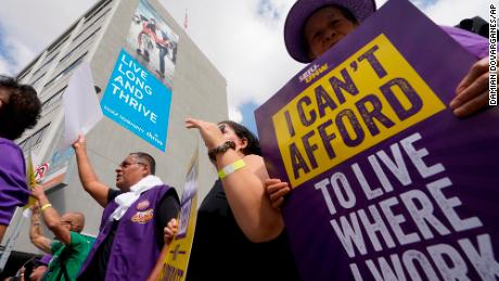 Frontline healthcare workers hold a demonstration amidst workers&#39; simmering concerns over unsafe staffing levels on Labor Day outside Kaiser Permanente Los Angeles Medical Center in Hollywood in Los Angeles, Monday, Sep. 4, 2023. 